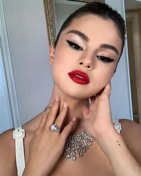 Selena Gomezs Absolute Best Beauty Looks Savoir Flair