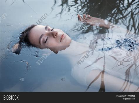 Drowning Female Vk