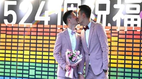 Hundreds Of Same Sex Couples Get Married In Taiwan Details Here