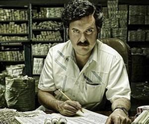 Pablo escobar (left), next to an image of wagner moura, who plays escobar on the show narcos. Pablo Escobar Biography - Childhood, Life Achievements ...