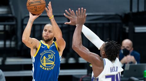 Watch Steph Curry Makes 105 3 Pointers In A Row After Practice