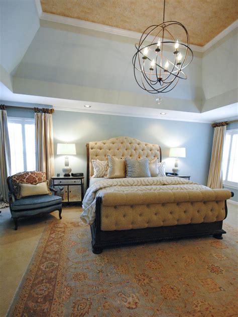 Transitional chandeliers are a prime example of how important focal points are in this blended scene. 10 Chandeliers That Are Dining Room Statement-Makers ...