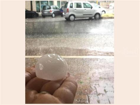 Verbo che non richiede un complemento oggetto: Grandine a Pescara oggi, chicchi grandi come palline da ...