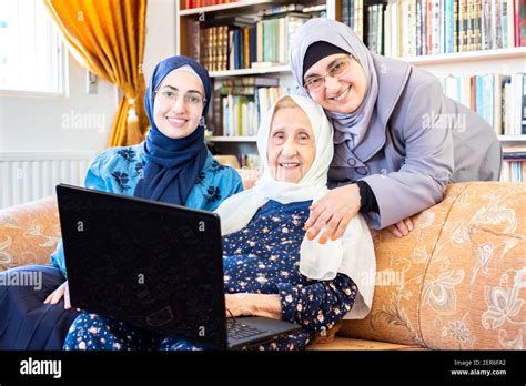 Bonne Grand Mère Arabe Musulmane Et Petite Fille Et Mère Assis Basculez
