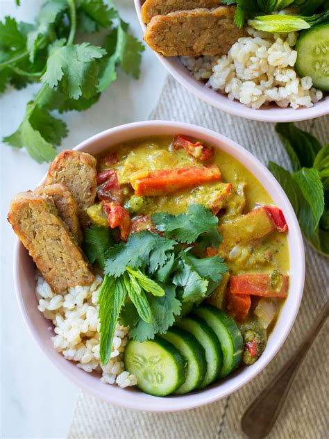 Something about the sweet flavor of the coconut milk perfectly blended with the subtle heat of the curry just makes my taste buds go crazy. Easy Vegan Yellow Curry with Tempeh | Nourish Every Day