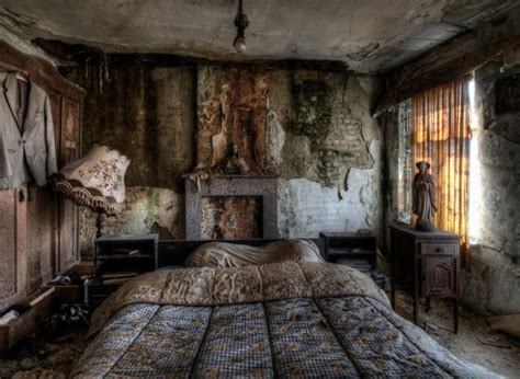Stunning Pics Of An Abandoned Farmhouse Where The Bed Is Still Made