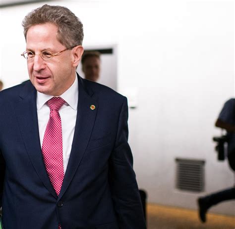 1 ağustos 2012'den 8 kasım 2018'e kadar federal anayasayı koruma dairesi başkanı , almanya'nın iç güvenlik. Hans Georg Maaßen: „Ich bin seit 30 Jahren CDU-Mitglied ...