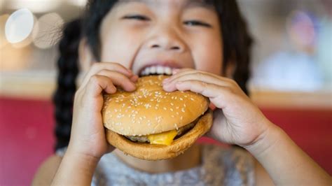 3 eating fast food and maintaining a healthy lifestyle. American Kids Are Eating More Fast Food Than Before ...