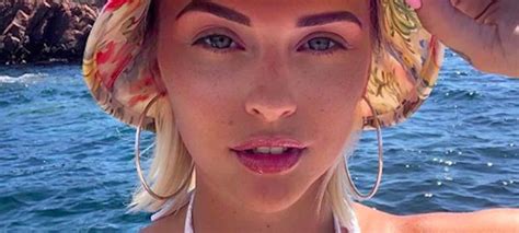 Voir plus d'idées sur le thème agathe auproux, magazine public, selfie sexy. Kelly Vedovelli sublime à la piscine: elle prend la pose ...