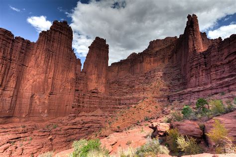 Moab, Utah is for outdoor enthusiasts! Discover its 2 national parks