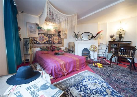 bedroom of mayfair flat where jimi hendrix lived is opens to the public daily mail online