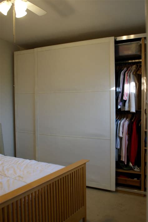 Adjustable feet make it possible to compensate for any irregularities in the floor. Fixing the PAX Sliding Door