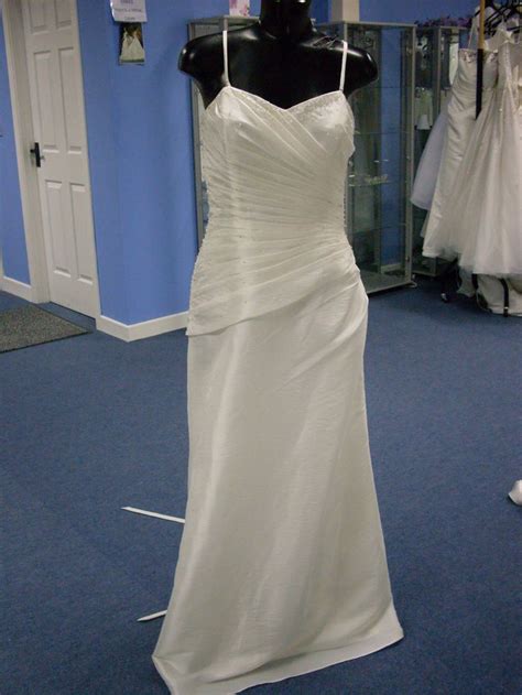 They build drama, excite guests, and add an almost regal element to the bride. wedding dress €500 no train | Dresses, Wedding dresses ...