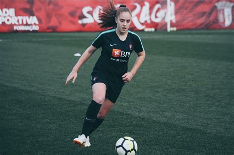 Ele trabalhava de dia numa fábrica e dava aulas de inglês à noite em sua casa. MIDFIELDER Vania Duarte | All Talents Sports