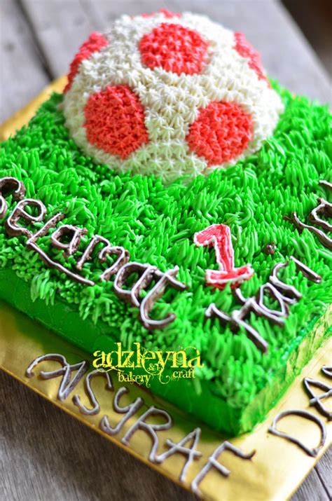 Bersedia menerima tempahan kek,biskut,tempahan biskut raya,juga menyediakan perkhidmatan gunting rambut dari. Adzleyna Bakery and Craft (ABC): Kek Bola Sepak: Happy ...
