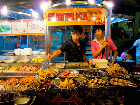 Explore the many food trucks that operate in malaysia's capital city. 大姐在校门口卖"精致"小吃，5元一份遭疯抢，出摊半小时就回家