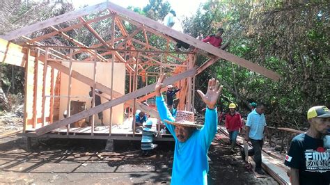 Tak hanya itu saja, di bagian bawah panggungnya bisa kamu jadikan terakhir, ada gambar gubuk dari bambu yang sangat sederhana. 65+ Gambar Rumah Di Kampung Jawa Terbaik - Neos