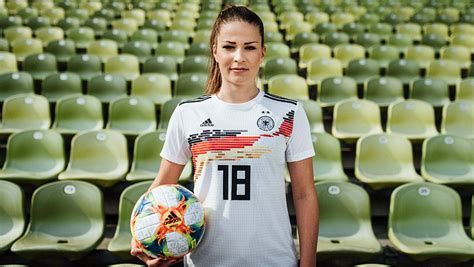 Nun bei den nationaldamen gibt es haufenweise lieder und die haben regelrecht die aussondierung verdient. Mit diesen Trikots spielt Deutschland bei der ...