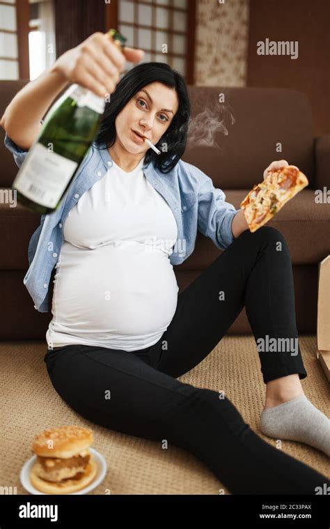 Mujer Embarazada Con El Vientre Fumando Y Bebe Alcohol En Casa Embarazo Y Malos Hábitos Estilo