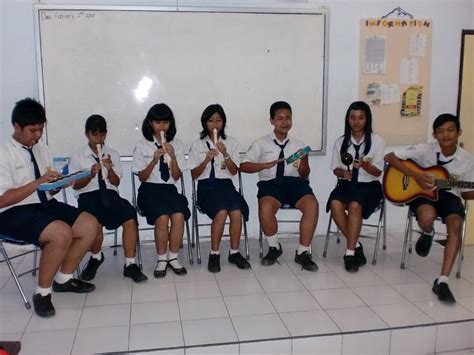 Permainan ansambel lagu modern pada hakikatnya adalah permainan bersama dari berbagai intrumen musik dalam bentuk kerja sama saat membawakan suatu lagu modern. Materi Seni Budaya Musik Ansambel