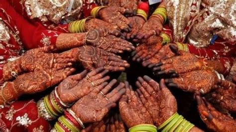 شوہروں کی پٹائی کے لیے دلھنوں کو تحفہ Bbc News اردو