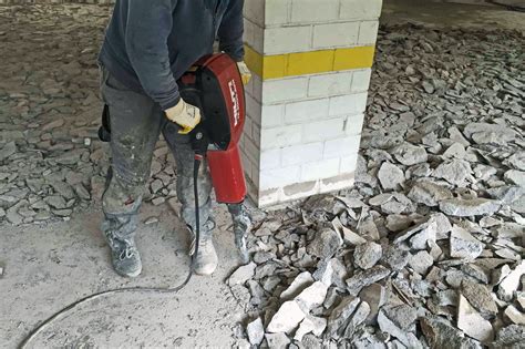 In diesem kurzem video zeige ich euch kurz wie wir den estrich entfernt haben. Beton stemmen - SKF Oberflächentechnik