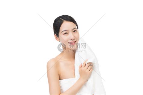 健康美女用毛巾擦脸高清图片下载 正版图片501762529 摄图网