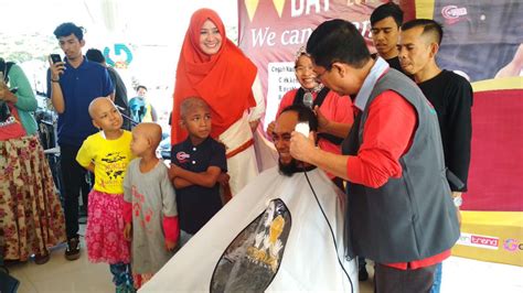 Entitas pbb yang berdedikasi untuk kesetaraan gender dan pemberdayaan perempuan pada situs resminya telah merilis pesan tema perayaan hari wanita sedunia atau dikatakan dalam bahasa inggris: Aksi Plontos Sejumlah Komunitas Aceh Warnai Peringatan ...