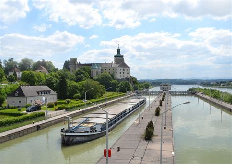 Heute verkehrt der verkehrsbetrieb der stadtgemeinde ybbs an der donau mit 7 bussen und einem kleinbus auf 5 linien. Besucherkraftwerk Ybbs-Persenbeug - Gemeinde Ybbs a. d. Donau