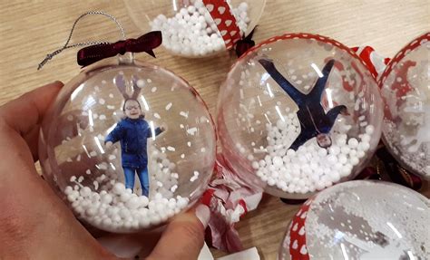 Et Hop Dans Des Boules à Neige Pour Le Sapin Christmas Crafts For