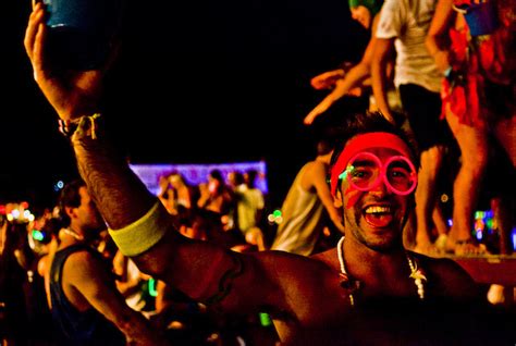 What To Expect At Koh Phangan S Full Moon Party In Thailand Oyster Com