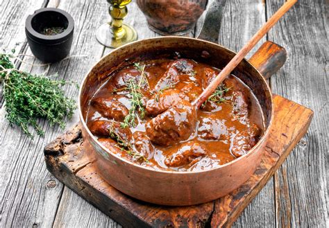 Quando il soffritto è pronto, versate i pezzi di tacchino nella pentola e fateli cuocere per pochi minuti mescolando spesso. Ricetta Spezzatino di Guancia di Manzo - Il Club delle Ricette