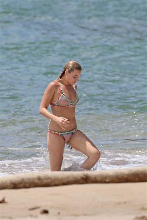 Tops Off Margot Robbie Goes Totally Topless For N De Sunbathing On