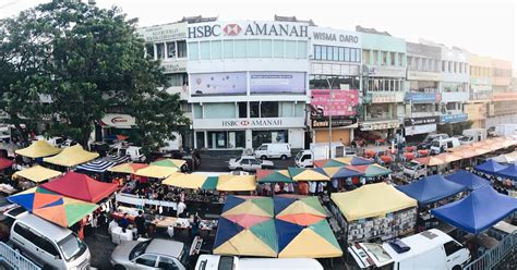 The malay stalls start on the left and meet in the middle with the chinese stalls. Yeoh Eening: Taman Connaught Pasar Malam, Cheras.