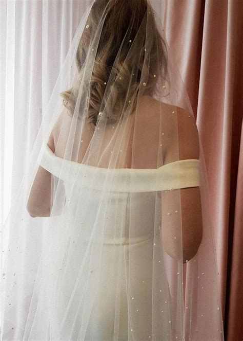 how to style a dramatic wedding veil tania maras bridal headpieces wedding veils bridal