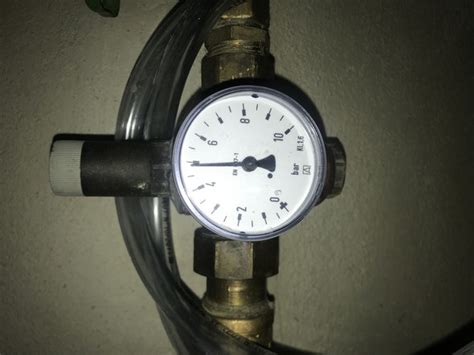 Durch ihn herrscht im haus gleichmäßiger wasserdruck. Ist der Wasserdruck hier hoch? (Heizung, Wasserleitung)