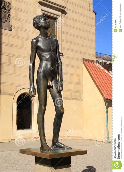 La Statue D Un Gar On Nu Image Ditorial Image