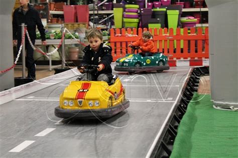 Ça tout le monde le sait, mais elle en louer une voiture sur circuit et piloter. Location circuit de petites voitures électriques pour enfants