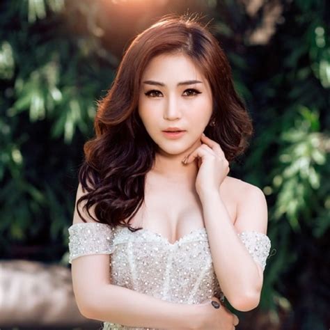 Cô là quán quân cuộc thi giọng hát việt mùa đầu tiên 2012. Huong Tram: Nghe tải album Hương Tràm
