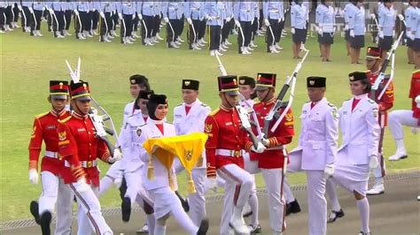 upacara penurunan bendera merah putih  istana negara
