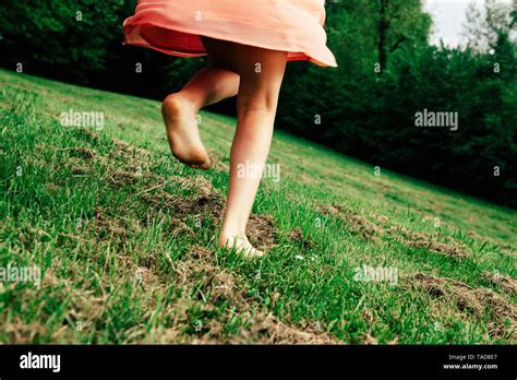 Rückansicht Des Mädchen Barfuß Auf Einer Wiese Teilansicht Stockfotografie Alamy