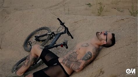 Hombre Tatuado De Cuerpo Completo En Bicicleta Se Desnuda Y Muestra Su