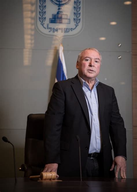 סמל לאותו אחד שהמציאות הישראלית ייעדה לתפקיד של כדורגלן, ספר או שוטר, ואיכשהו גילה מגיל צעיר כישרון מנהיגותי. דודי אמסלם (שי גולדשטיין) שולח מסר ליועץ המשפטי לממשלה | 103fm