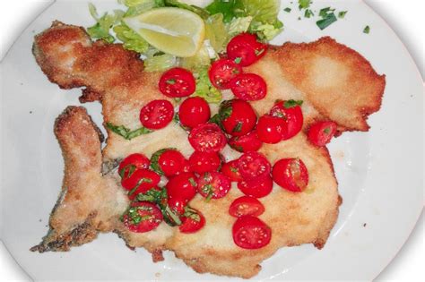 La cotoletta alla milanese consiste in una fetta di lombata di vitello con l'osso, prima snervata, poi battuta con il batticarne per secondo alcuni storici, la prima menzione della cotoletta nella cucina milanese risalirebbe, secondo lo storico pietro verri (storia di milano, vi, 4), al piatto lombolos cum. cotoletta-alla-milanese - Osteria il Gran Burrone ...