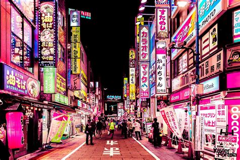 los diferentes letreros le dan un aspecto especial a las tomas tokyo night surreal photos