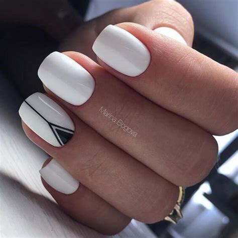Dicen que las tendencias van y vienen, los 2000 están de vuelta y eso significa que las uñas blancas vuelven a estar de moda. unas-blancas-decoradas-minimalista.jpg 564×564 pixeles ...
