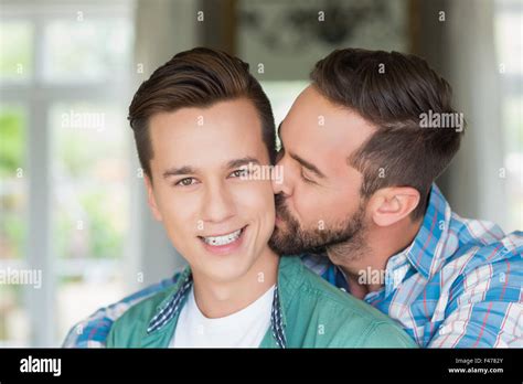 Homosexuelles Paar Männer Küssen Einander Stockfotografie Alamy