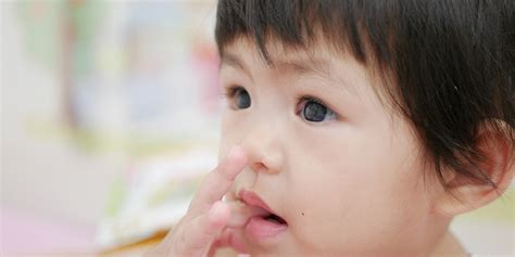 Mari perhatikan perbedaan antara sariawan biasa dan gejala kanker rongga jika bercak merah dan putih itu terus ada lebih dari dua minggu, sebaiknya segera periksa ke dokter gigi. 9 Cara Mengatasi Sariawan pada Bayi yang Mudah Dilakukan