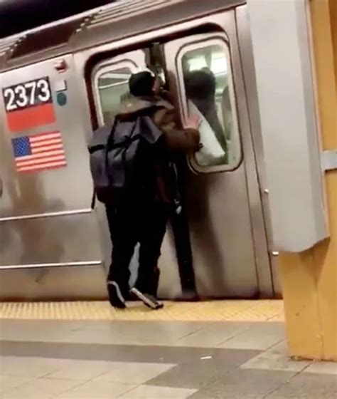 Train Passenger Knocked Out After Spitting At Man Through Closing Subway Doors © Blogfactory