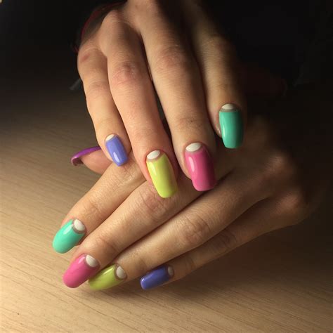 Dias Da Bia Unhas Multicoloridas Você Usaria A Tendência Do Momento